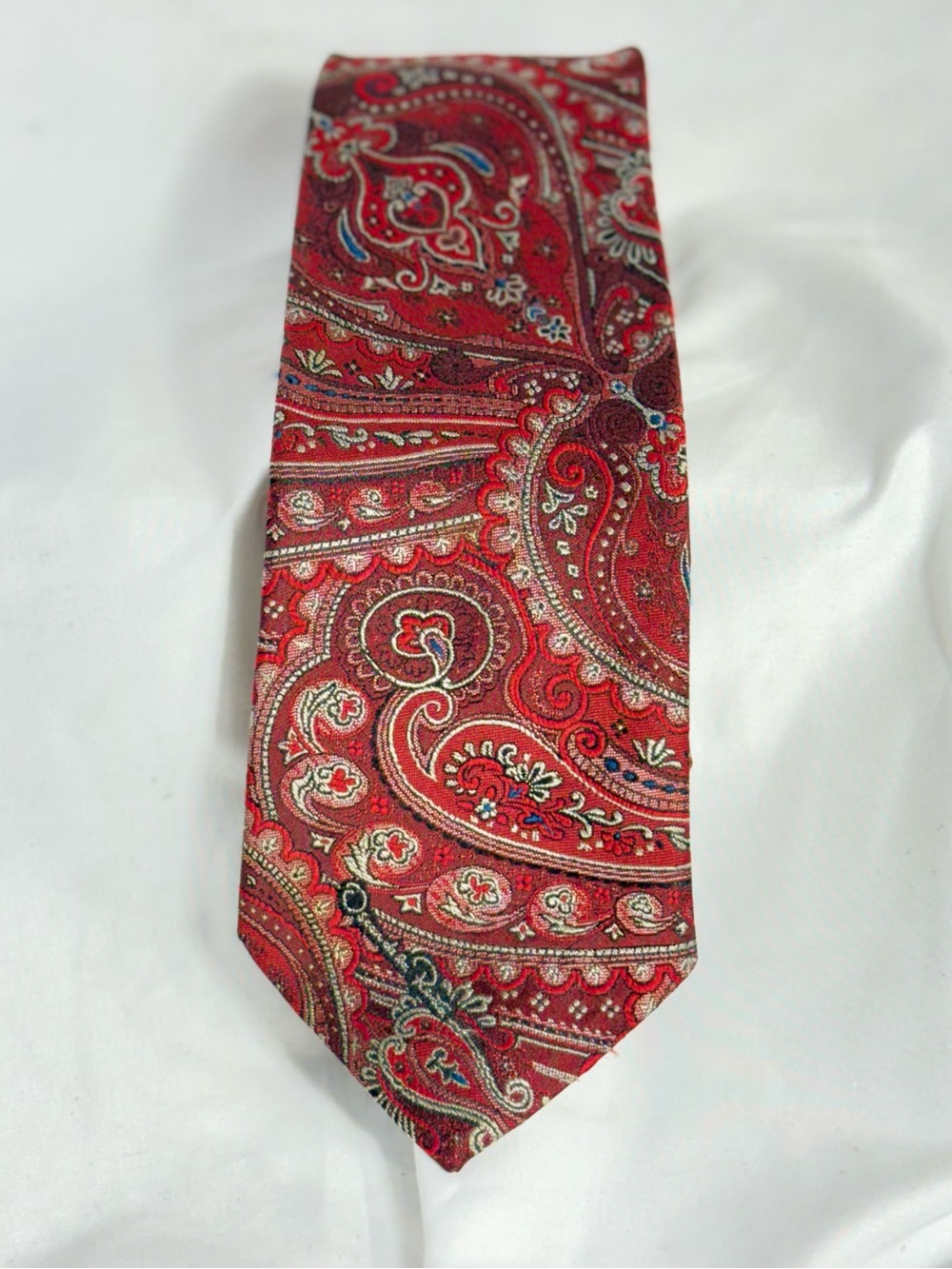 Vintage Oscar de la Renta Classic Red Paisley Tie - 56.5” length 3.5” wide